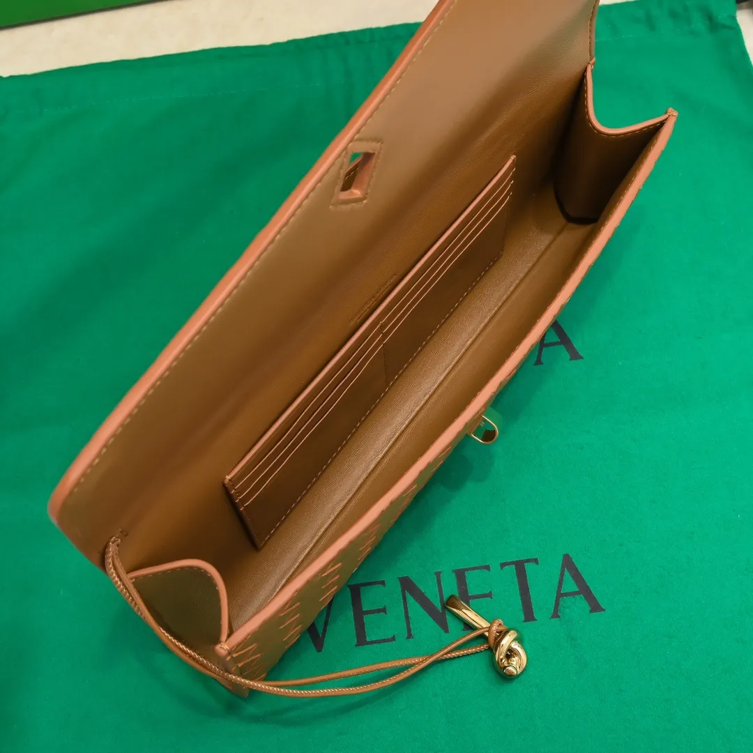 The batch of 1360 BV Andiamo evening handbags has been heavily planted again~ The designer aesthetics in the era of economic downturn are back. I fall in love with it at first sight and can't put it down. It's so beautiful and full of aura. The shape and texture are very competitive. It's light in weight and has sufficient capacity. It's a must-have for fashionistas. It's suitable for many occasions, minimalist, high-end and light luxury. Model No.: 741511 Size: 31*13*3cm